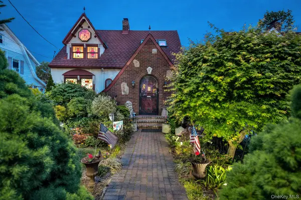31 Roosevelt AVE, Hicksville, NY 11801
