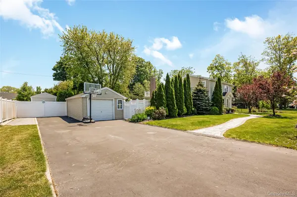 427 Vanderbilt BLVD, Oakdale, NY 11769