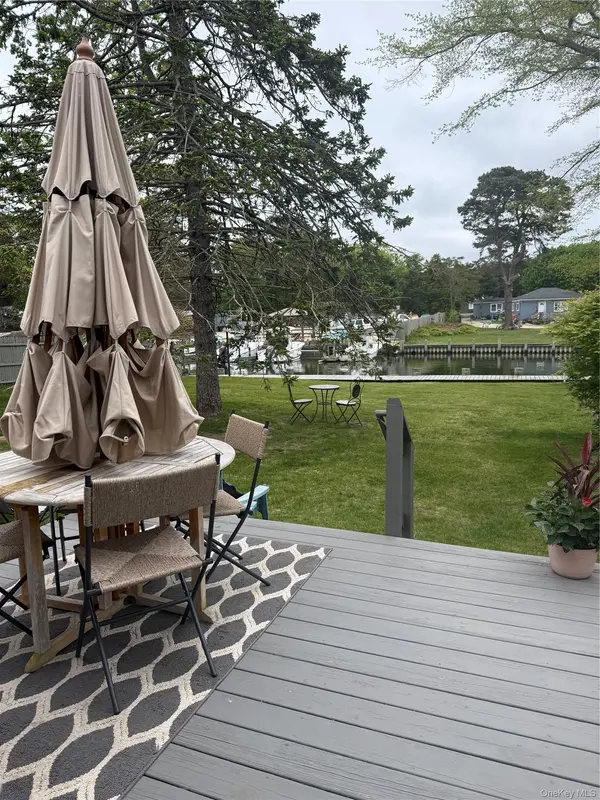 18 Shinnecock RD #3, Hampton Bays, NY 11946