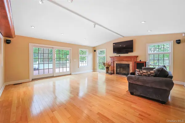 24 Timberline DR, Huntington, NY 11743