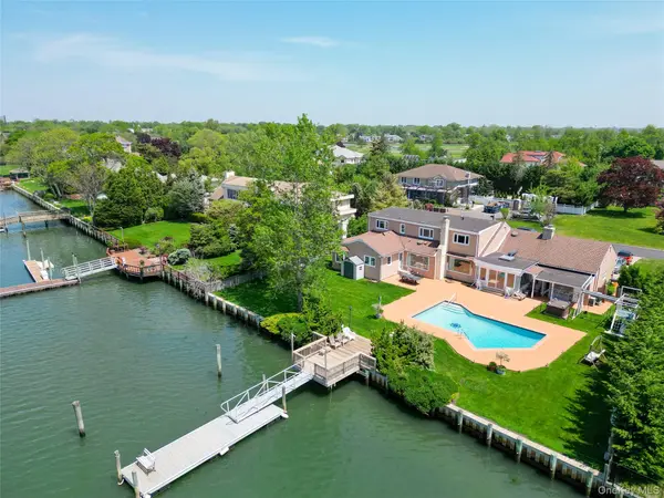 996 Wateredge PL, Hewlett Harbor, NY 11557