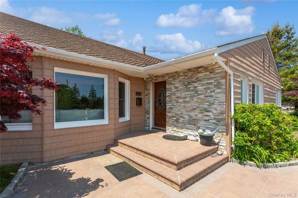 996 Wateredge PL, Hewlett Harbor, NY 11557