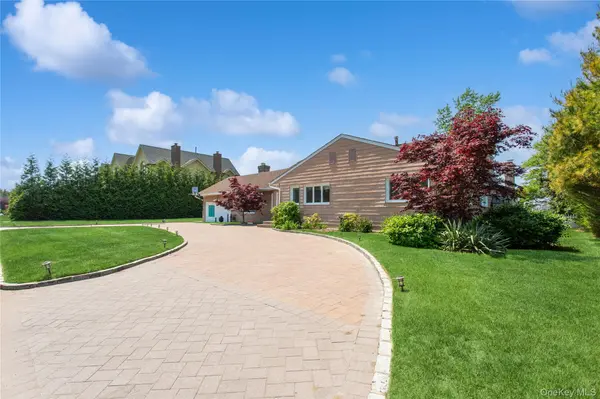 996 Wateredge PL, Hewlett Harbor, NY 11557