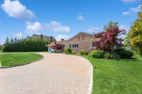 996 Wateredge PL, Hewlett Harbor, NY 11557