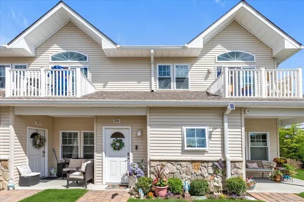 206 Anchor CT, Copiague, NY 11726