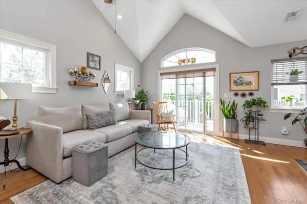 206 Anchor CT, Copiague, NY 11726