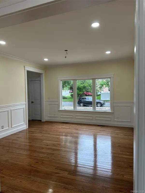 114 Maytime DR, Jericho, NY 11753