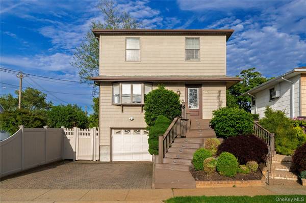 2575 Bayview AVE, Wantagh, NY 11793