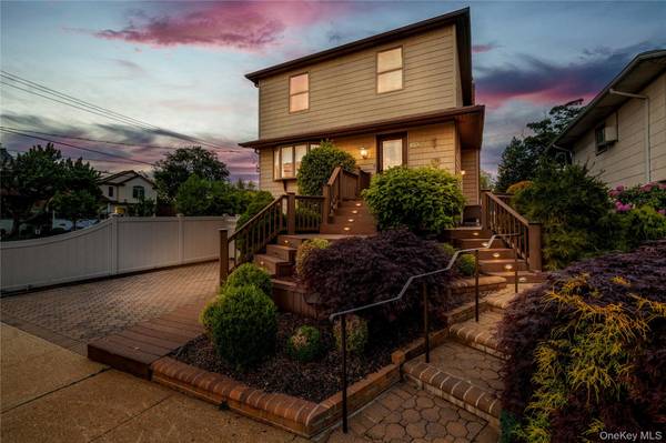 2575 Bayview AVE, Wantagh, NY 11793