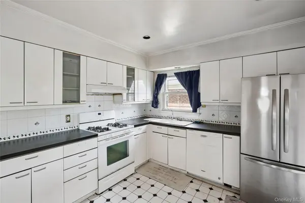 36-20 221st ST, Bayside, NY 11361