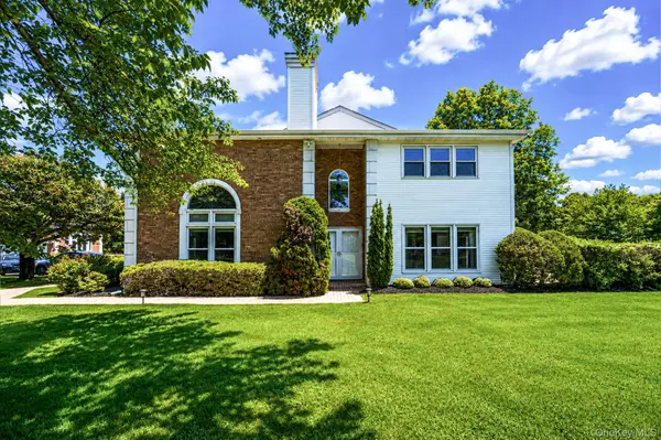 86 Hamlet DR, Commack, NY 11725