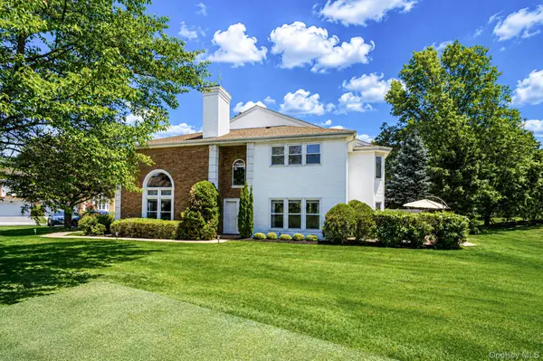 86 Hamlet DR, Commack, NY 11725
