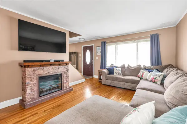 64 Kobb BLVD, West Islip, NY 11795