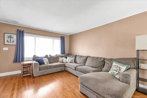 64 Kobb BLVD, West Islip, NY 11795