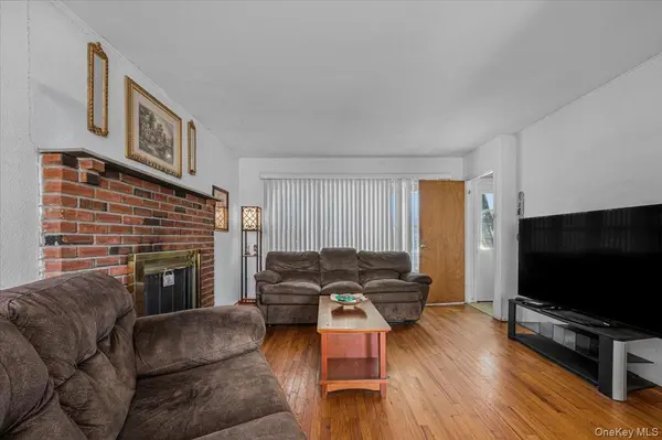 37 Westchester AVE, West Babylon, NY 11704