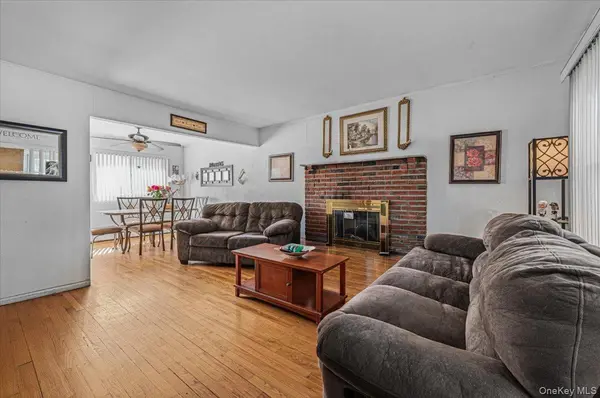 37 Westchester AVE, West Babylon, NY 11704