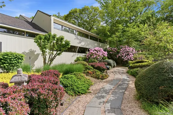 6 Deepwood CT, Old Westbury, NY 11568