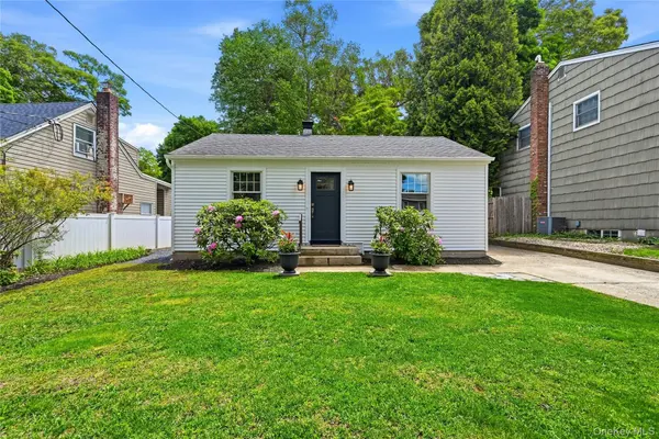 192 Iceland DR, South Huntington, NY 11746
