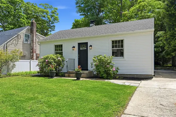 192 Iceland DR, South Huntington, NY 11746