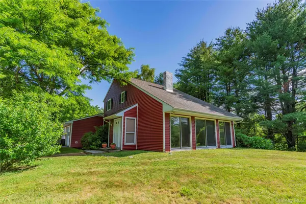 27 Goldfinch DR, Salt Point, NY 12578