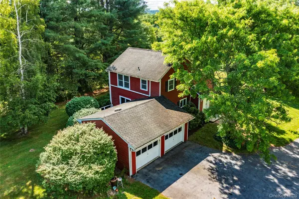 27 Goldfinch DR, Salt Point, NY 12578