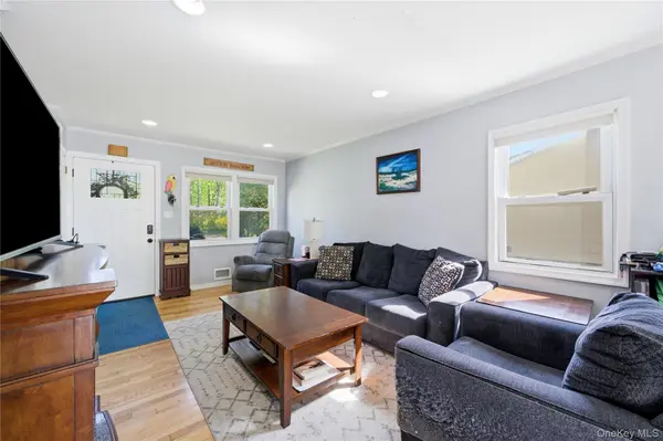 90 Fischer AVE, Islip Terrace, NY 11752