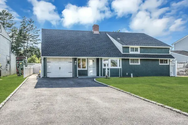 38 Fireplace LN, Hicksville, NY 11801