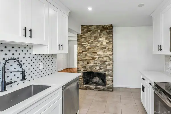 38 Fireplace LN, Hicksville, NY 11801