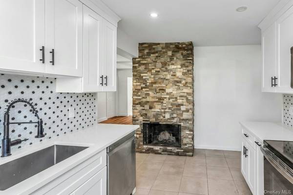 38 Fireplace LN, Hicksville, NY 11801