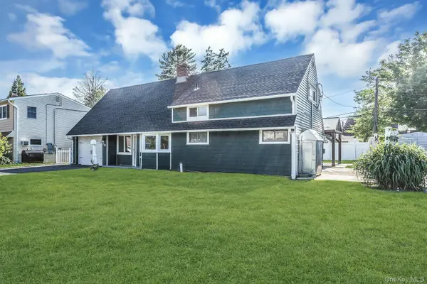 38 Fireplace LN, Hicksville, NY 11801