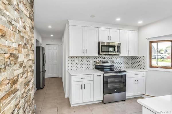 38 Fireplace LN, Hicksville, NY 11801
