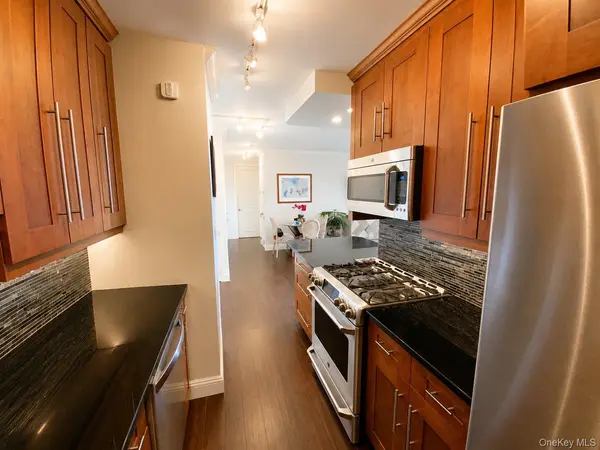 27010 Grand Central Pkwy #19T, Floral Park, NY 11005