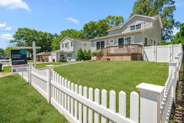 16 Gores DR, Mastic, NY 11950