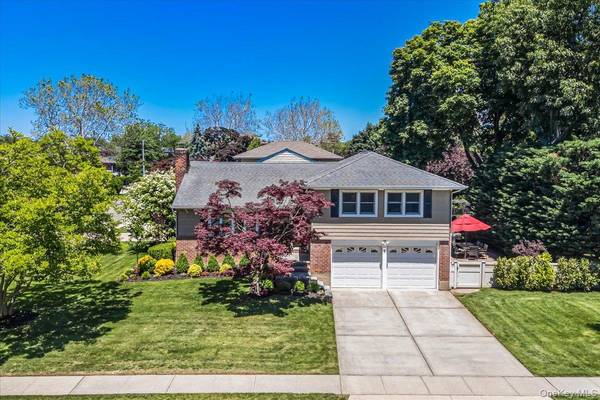 21 Lydia LN, Garden City, NY 11530