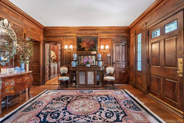 8 Stonegate LN, Old Brookville, NY 11545