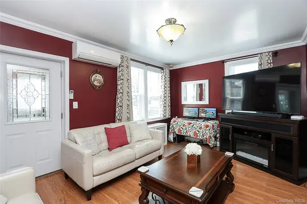 95-20 239th ST, Floral Park, NY 11001