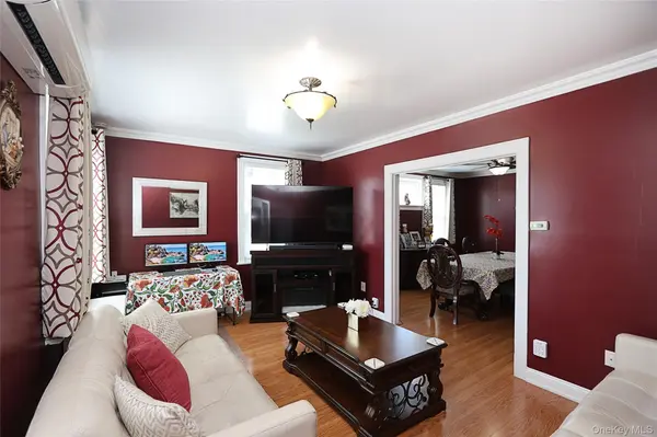 95-20 239th ST, Floral Park, NY 11001