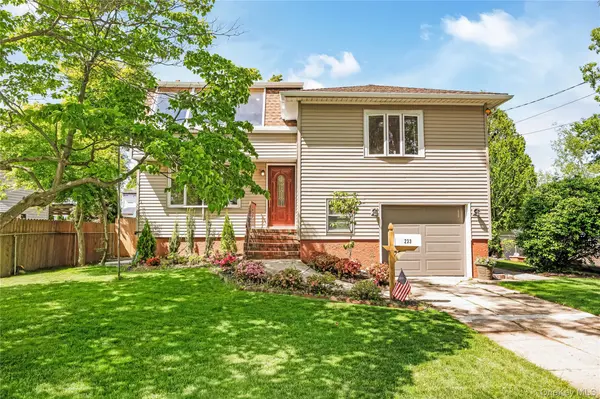 233 Walnut ST, Massapequa Park, NY 11762