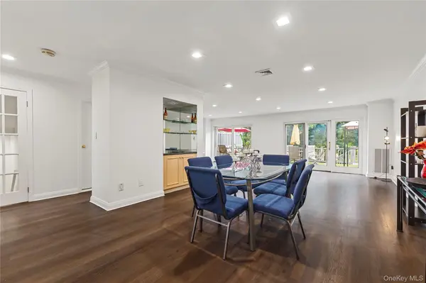 83 Foxwood DR, Jericho, NY 11753