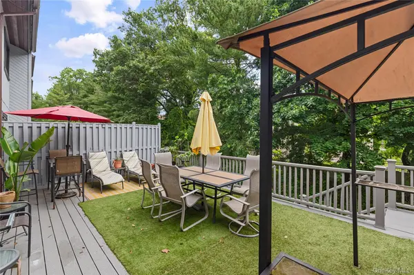 83 Foxwood DR, Jericho, NY 11753