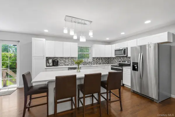 20 Essex CIR, Shirley, NY 11967
