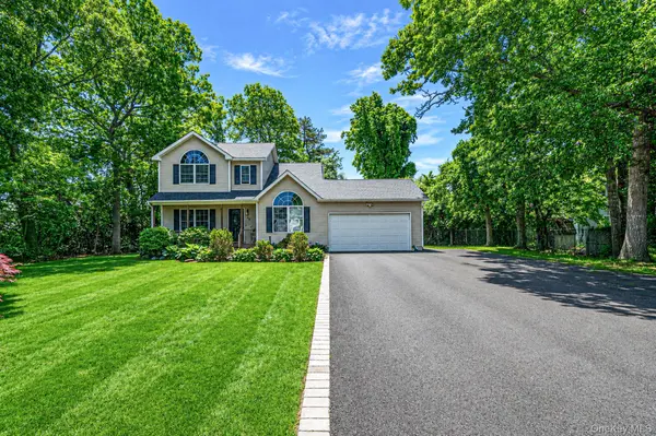 20 Essex CIR, Shirley, NY 11967