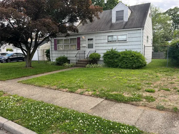 497 Maryann LN, West Hempstead, NY 11552