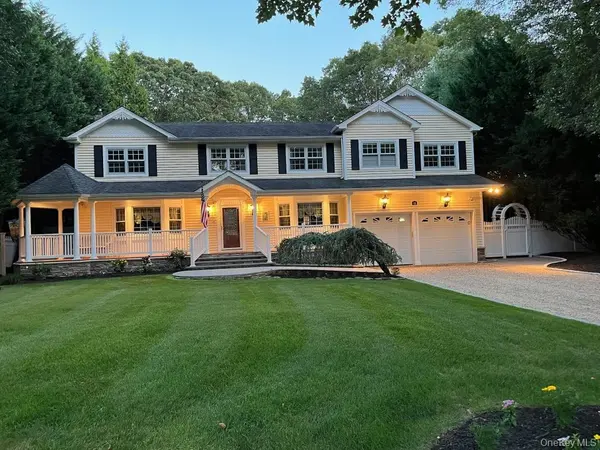 48 River Heights DR, Smithtown, NY 11787
