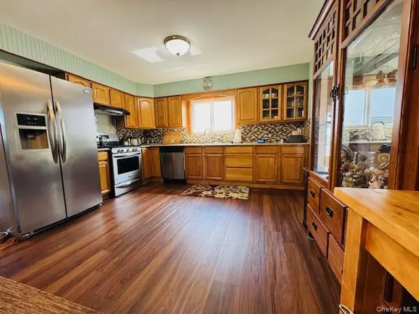 10 Schley AVE, Lindenhurst, NY 11757
