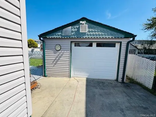 10 Schley AVE, Lindenhurst, NY 11757