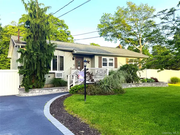 1 Heston RD, Shirley, NY 11967