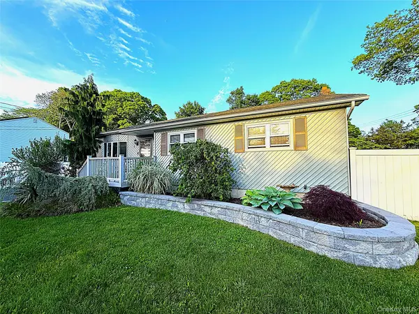 1 Heston RD, Shirley, NY 11967