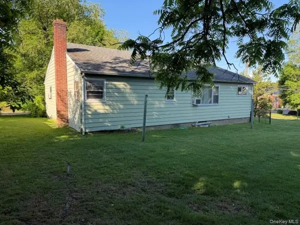 1 Catalpa DR, East Northport, NY 11731