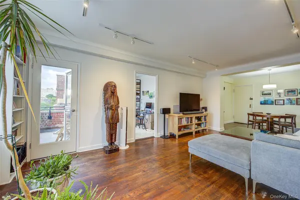 83-33 Austin ST #6C, Kew Gardens, NY 11415